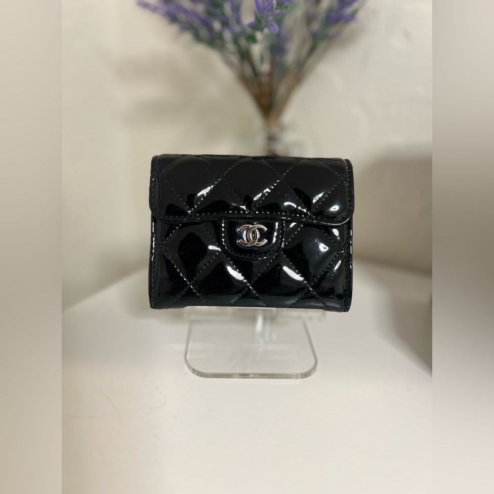 EUC Chanel Compact Wallet in Black Quiled Patent Leather with Silver CC logo - Picture 6 of 11